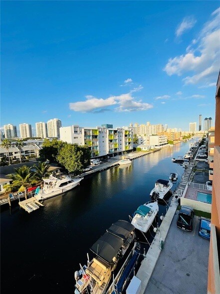3545 NE 167th St, Unit 505 in North Miami Beach, FL - Building Photo