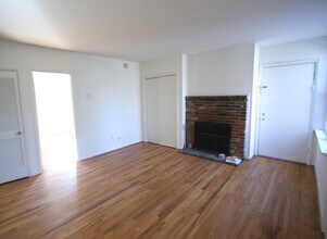 935 Lombard St, Unit 203 in Philadelphia, PA - Building Photo - Building Photo