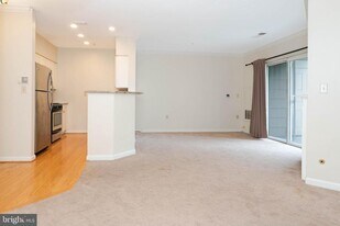 2204 Westcourt Ln in Herndon, VA - Building Photo