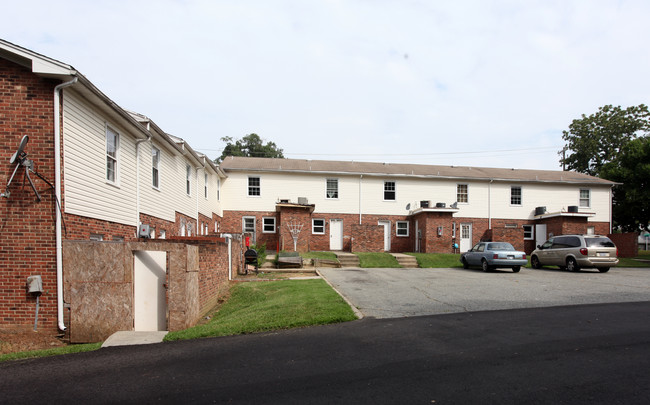 Bella Vista Apartments in Greensboro, NC - Building Photo - Building Photo