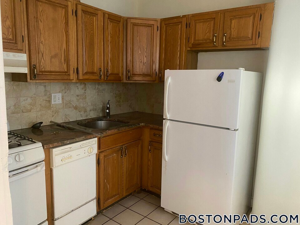 240 Kelton St in Boston, MA - Building Photo