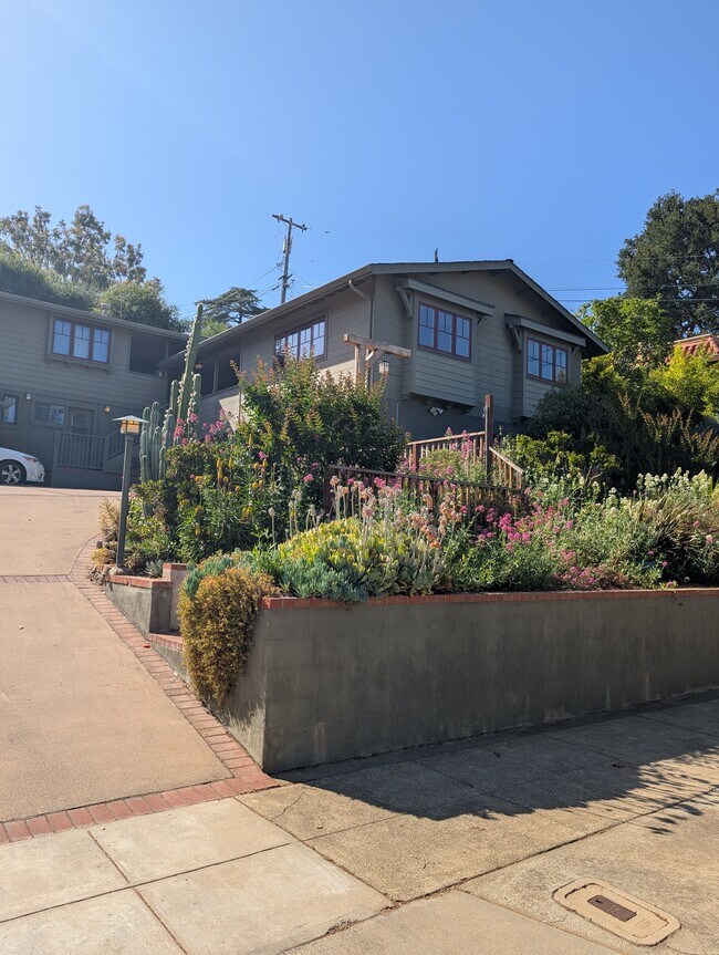 529 San Benito Ave, Unit A in Los Gatos, CA - Building Photo - Building Photo