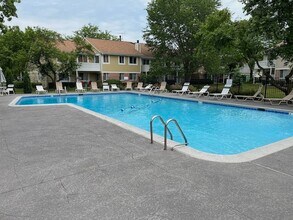 1045 Auburn Ln in Buffalo Grove, IL - Building Photo - Building Photo