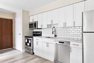 3155 Sandwich St in Windsor, ON - Building Photo - Building Photo