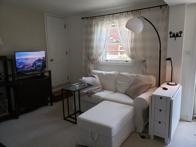 4633 Clark Pl NW, Unit DC NW Large Studio in Washington, DC - Foto de edificio - Building Photo