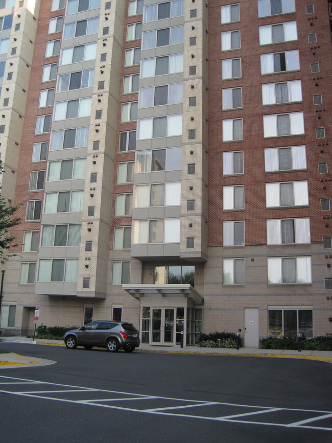 2726 Gallows Rd, Unit YOUR NEW HOME in Vienna, VA - Building Photo - Building Photo