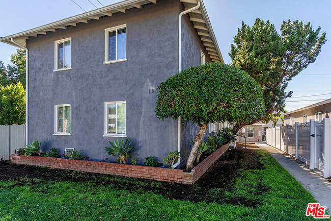 1818 W Glenoaks Blvd in Glendale, CA - Foto de edificio - Building Photo
