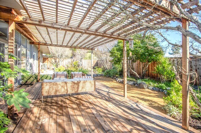 1012 Las Gallinas Ave in San Rafael, CA - Foto de edificio - Building Photo