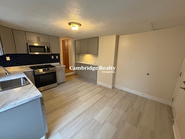 67 Oak St, Unit 2T in Somerville, MA - Foto de edificio - Building Photo