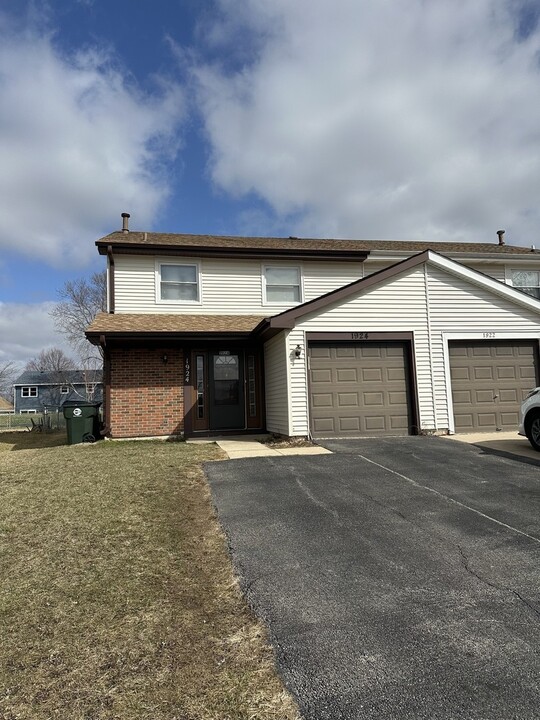 1924 Nautilus Ln in Hanover Park, IL - Foto de edificio