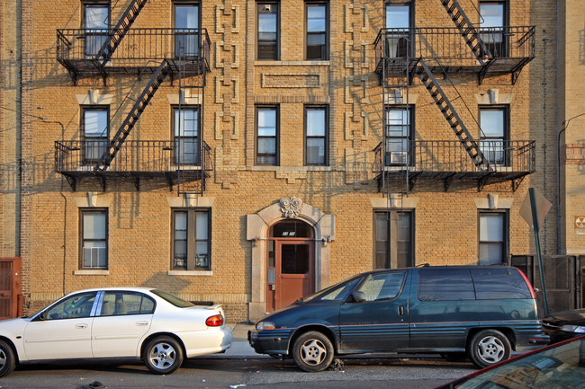 23-70 29th St in Long Island City, NY - Foto de edificio - Building Photo