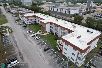 1310 NW 43rd Ave in Lauderhill, FL - Foto de edificio - Building Photo