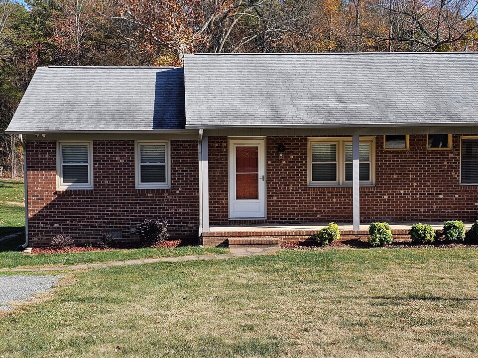 105 Meredith Dr, Unit 105 Meredith in Archdale, NC - Building Photo