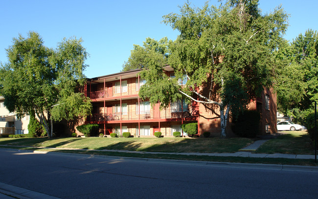 Cedar East Apartments in East Lansing, MI - Building Photo - Building Photo