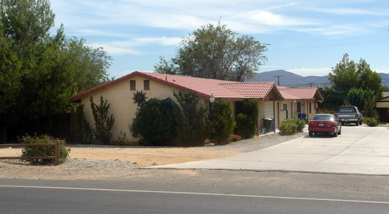 12551 Kiowa Rd in Apple Valley, CA - Building Photo