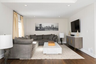 17 Rustic View Rd in Greenwich, CT - Building Photo - Building Photo