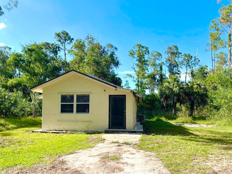 1747 Acremaker Rd in Naples, FL - Building Photo