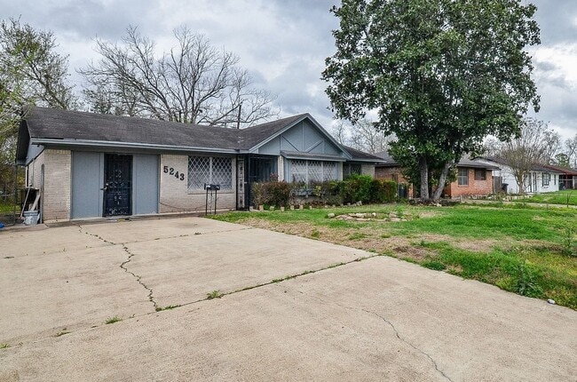5243 Greylog Dr in Houston, TX - Building Photo - Building Photo