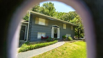 5989 Heatherwood Ln in Riverdale, GA - Building Photo