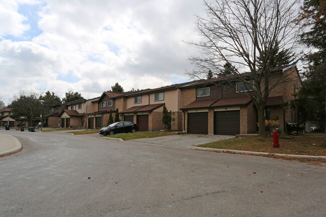 1051-1131 Sandhurst Cir in Toronto, ON - Building Photo - Building Photo