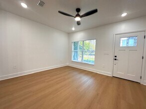 250 E Collins St in Umatilla, FL - Building Photo - Building Photo