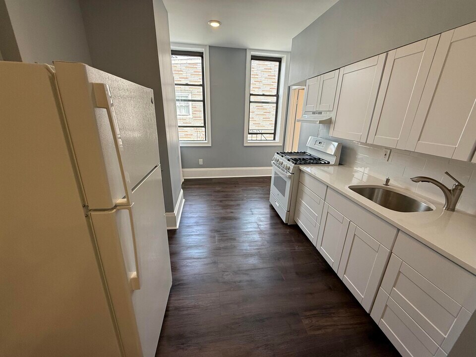 900 Bergenline Ave in Union City, NJ - Building Photo
