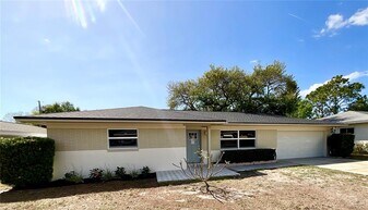 644 Manor Dr W in Dunedin, FL - Building Photo