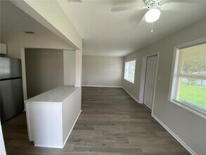 10202 N 27th St in Tampa, FL - Building Photo - Building Photo