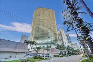 18975 Collins Ave in Sunny Isles Beach, FL - Building Photo