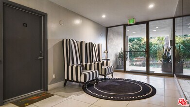 8755 Shoreham Dr in West Hollywood, CA - Building Photo - Building Photo