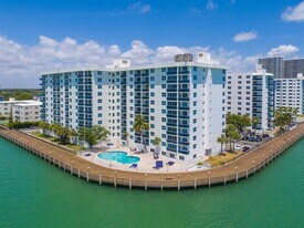 1900 S Treasure Dr, Unit A1 in North Bay Village, FL - Building Photo
