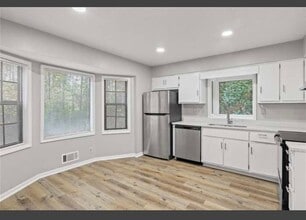 338 Bradley Woods Ct NW in Lilburn, GA - Foto de edificio - Building Photo