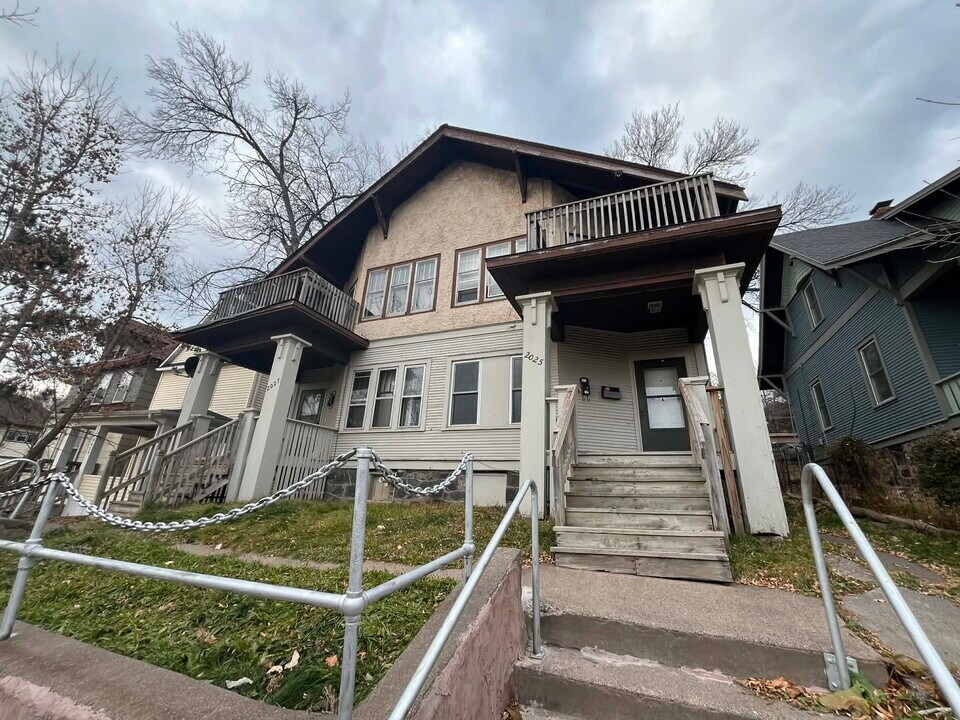 2025 W 4th St, Unit 2027B in Duluth, MN - Foto de edificio