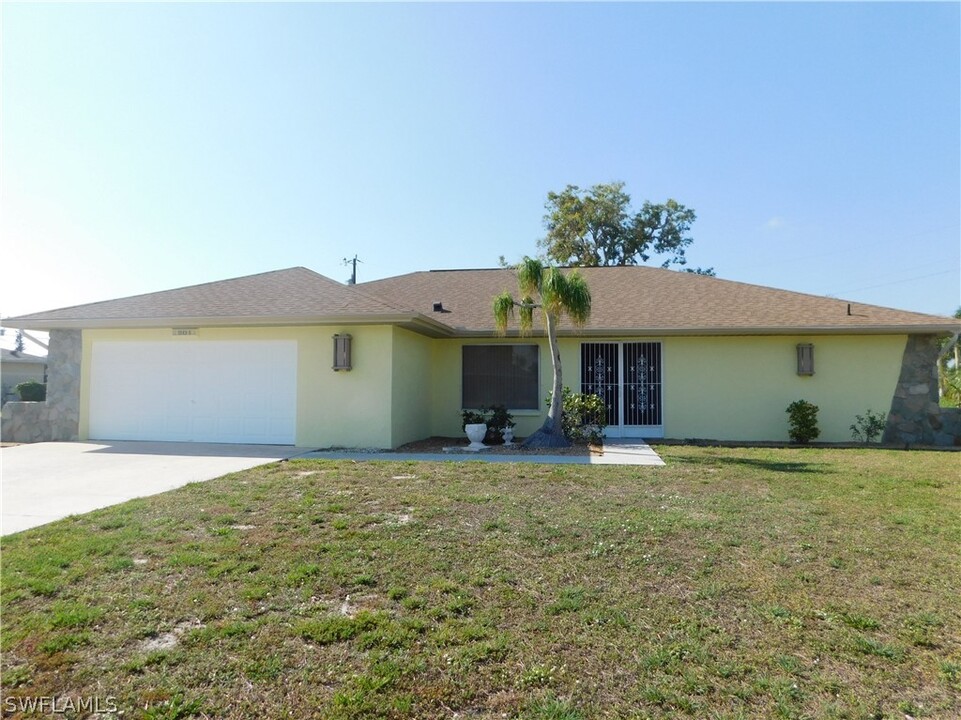 904 SE 18th St in Cape Coral, FL - Building Photo