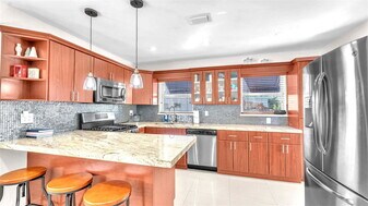 8261 SW 27th St in Miami, FL - Building Photo