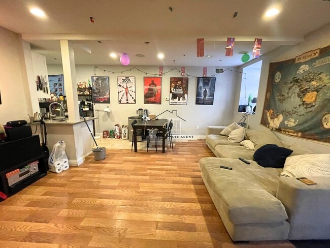 723 Parker St, Unit 1 in Boston, MA - Foto de edificio - Building Photo