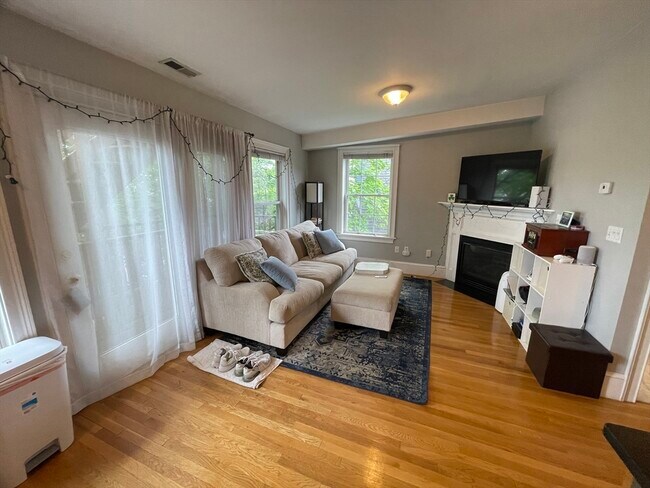 302 W 3rd St, Unit 3 in Boston, MA - Building Photo - Building Photo
