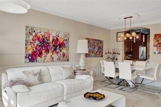 330 SE 2nd St, Unit 404E in Hallandale Beach, FL - Foto de edificio - Building Photo