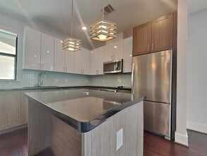 2401 Crawford St in Houston, TX - Building Photo - Building Photo