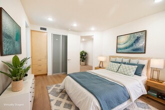 2000 N Beachwood Dr in Los Angeles, CA - Building Photo - Building Photo