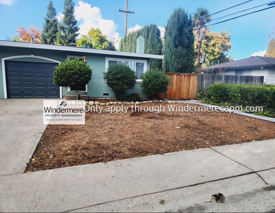 1359 Gary Way in Carmichael, CA - Building Photo