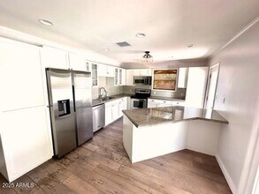 5520 E Cheery Lynn Rd in Phoenix, AZ - Building Photo - Building Photo