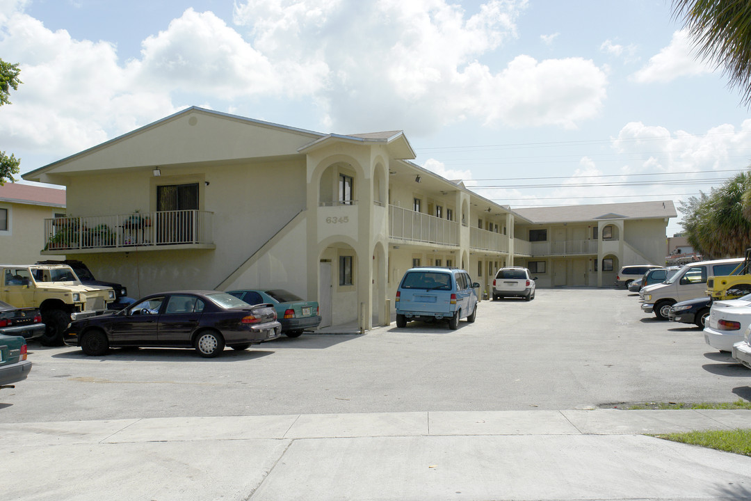 6345 W 22nd Ct in Hialeah, FL - Foto de edificio