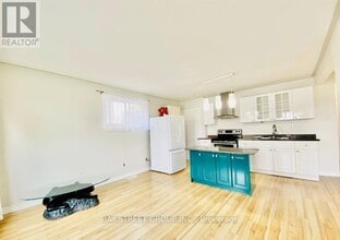 128 Stevenson Rd S in Oshawa, ON - Building Photo - Building Photo