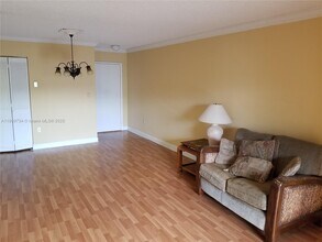 9735 Fontainebleau Blvd in Miami, FL - Building Photo - Building Photo