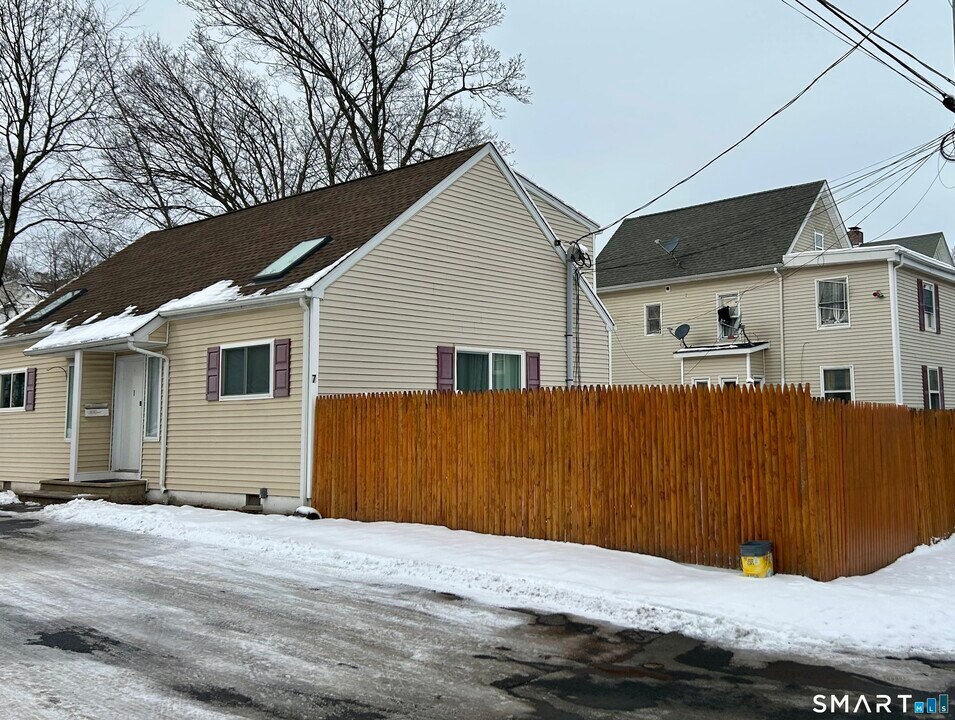 7 Linden Pl in Danbury, CT - Building Photo