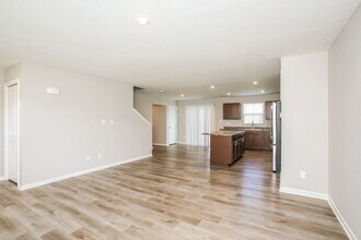 107 Campus Ln in Greenwood, IN - Foto de edificio - Building Photo