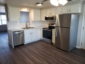 1135 W South Park Ave, Unit F in Oshkosh, WI - Building Photo