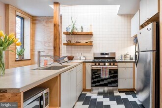 1912 E Cumberland St in Philadelphia, PA - Building Photo - Building Photo