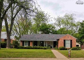 2406 Dartmouth St in Wichita Falls, TX - Building Photo